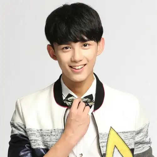 男生留什么发型好看?我是很短的平头?显得额头大,好吗?二十出头