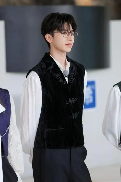 蔡徐坤无效上帝视角 《奔跑吧》名牌大战中……|蔡徐坤|名牌|视角