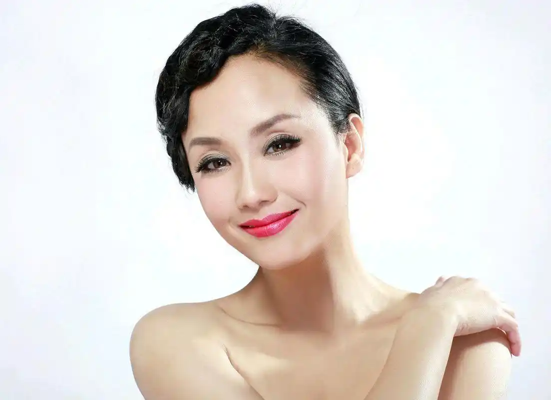 李颖写真大片 演绎都市丽人