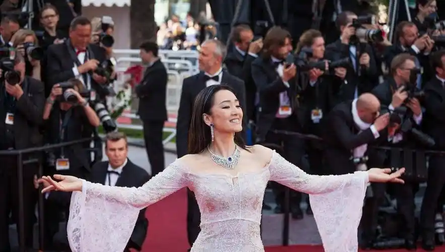 54岁巩俐和72岁老公现身,穿粉美吊带裙,幸福肥引关注_明星_工作_身材