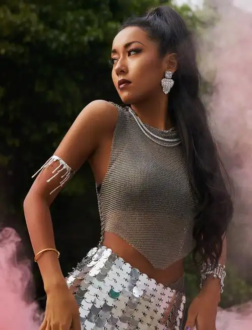 吉克隽逸变身辣妹豹纹连衣裙前短后长野性十足妥妥的腿控