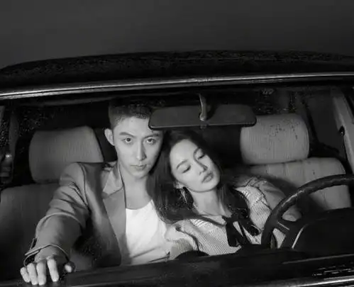 黄景瑜李沁黑白大片出炉,颜值般配表现力时尚,举动太甜啦