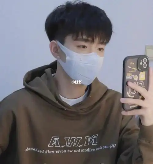 不烫不染也好看的发型推荐自然短碎盖