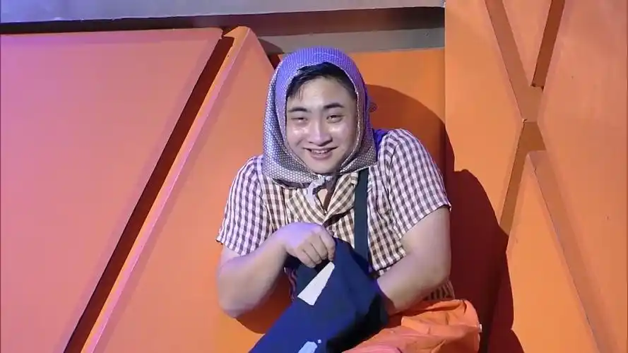 小品《卖火柴的小女孩》:爱笑兄弟演绎童话故事,笑料十足