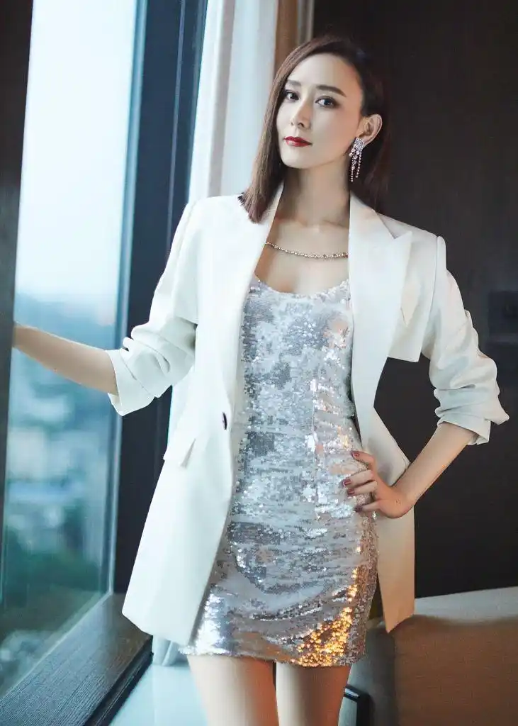 胡静亮片短裙唱跳活力满满 分享突破自我设限_高清图集_新浪网