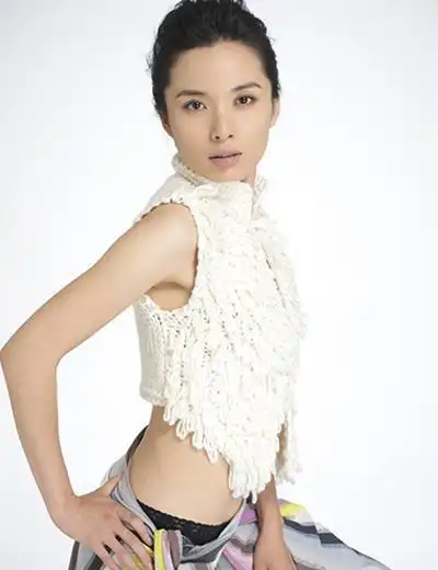 靳东老婆李佳行为惹争议 被网友批没素质|江珊|闫妮|何琳|陈坤_网易