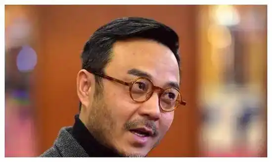 原创50岁男星汪涵近照胡子拉碴穿搭似小老头街头吃串获赞