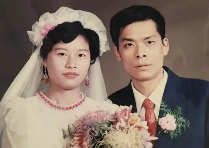 但仪式感这个词头脑中单薄,因此结婚照未进入生活,一纸证明代表了