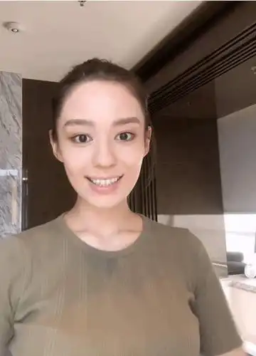 郎朗老婆吉娜罕见素颜出镜,比化妆后更好看,清纯可爱不像孕妇