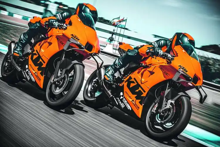 ktm rc8c 赛道特写