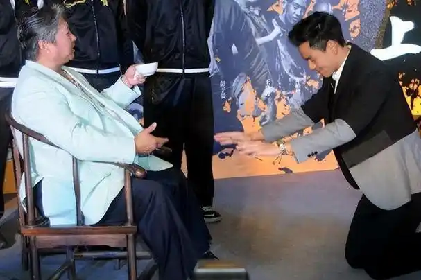 彭于晏三跪九叩拜洪金宝为师,成为他的关门大弟子.