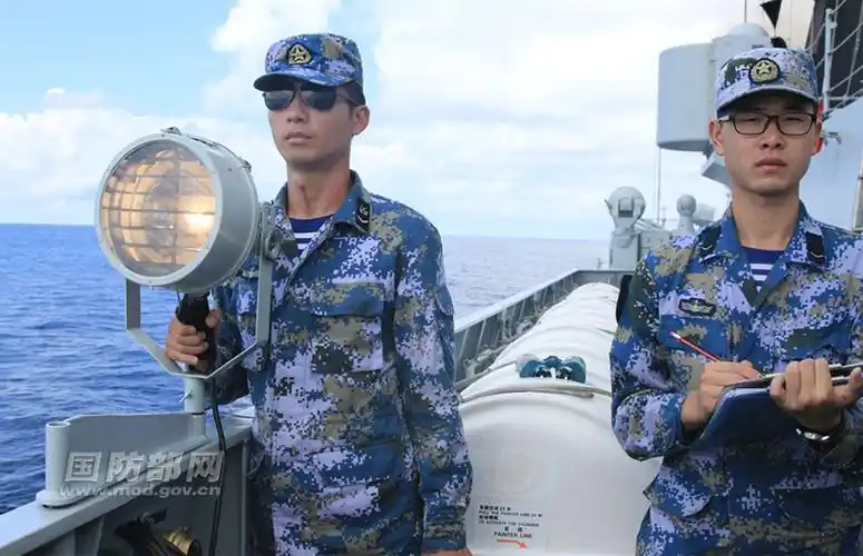 航行补给训练中,信号兵进行灯光通信联络.张千摄