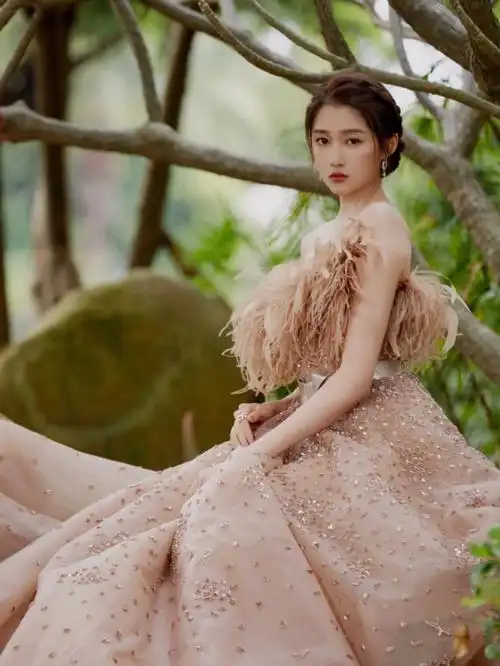 关晓彤 近日亮相金鸡奖闭幕式红毯造型, 身穿 zuhair murad 2021高定