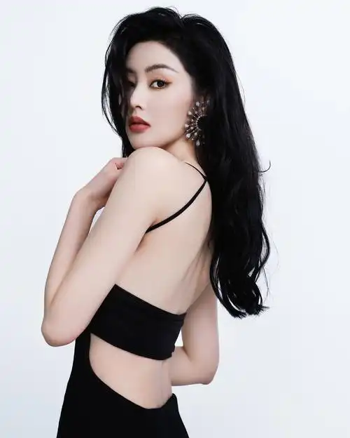 张天爱穿黑色吊带秀身材大露美背卷发妩媚撩人