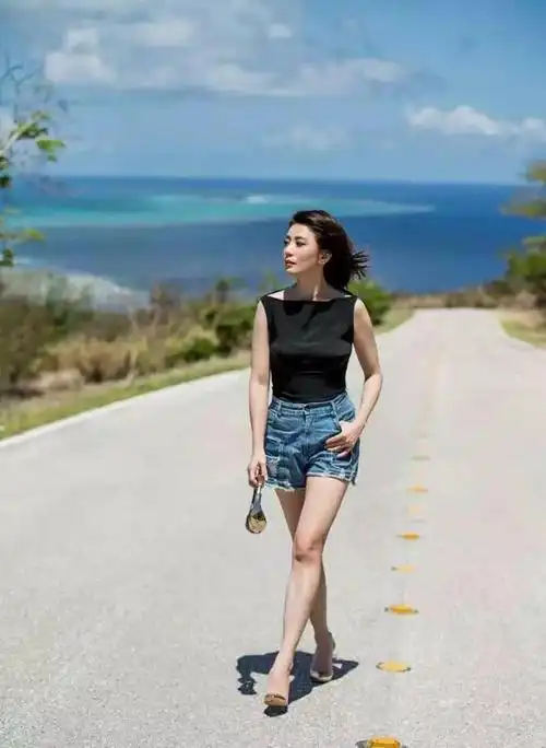 贾静雯越老越有韵味!身穿白色连衣裙优雅浪漫,端庄稳重不失性感