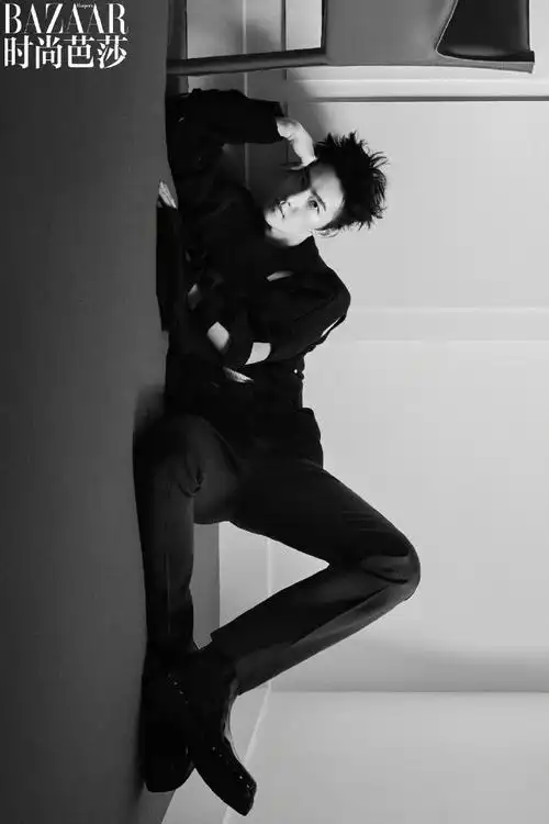 杨洋×时尚芭莎八月刊封面大片～演绎经典的「红与黑」主题,每个角度