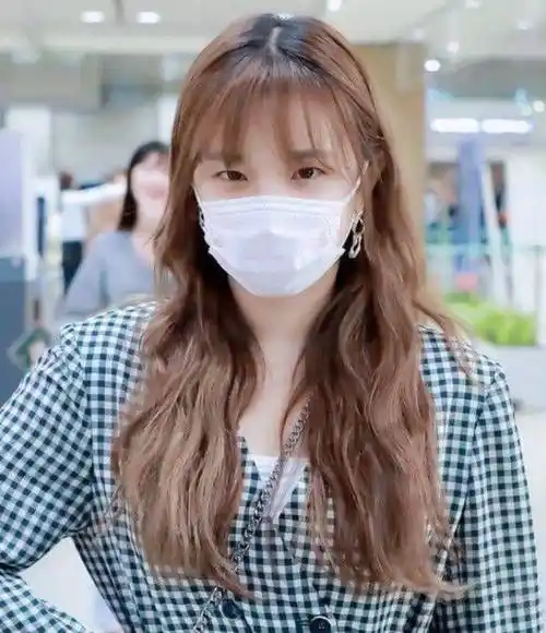 宋雨琦穿格子连衣裙现身机场,眼睛没化妆成黄豆,让人认不出_节目