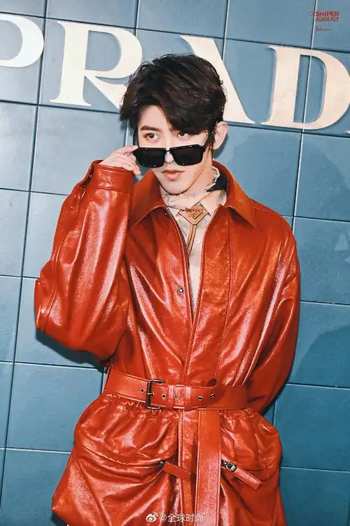 蔡徐坤红色皮衣# 蔡徐坤身着红色皮衣夹克,亮相prada 2020s/s秀场