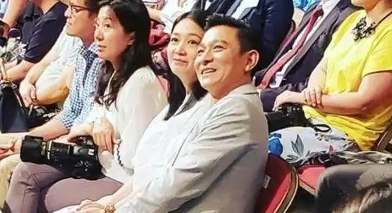 61岁刘德华与妻子到学校观看女儿演出被围观长大的女儿很可爱