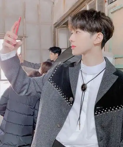 不会自拍的偶像,赖冠霖粉丝:这张照片是旁边那只狗拍的吧!