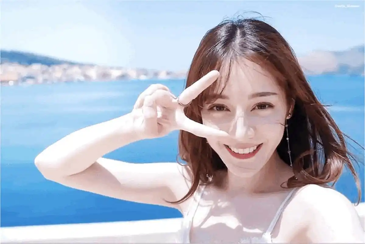 迪丽热巴秀马甲线,好状态健康美丽动人.