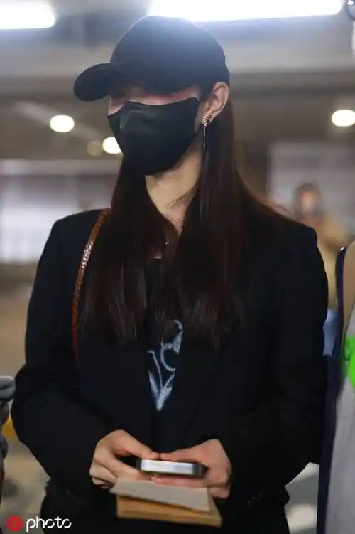 宋轶现身上海机场黑色风衣搭配棒球帽飒爽十足
