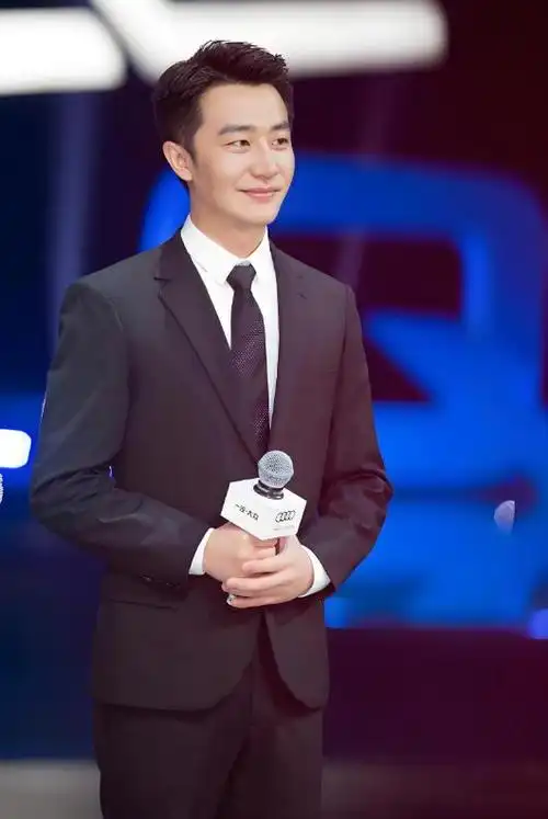 黄轩官宣女友,晒女友正面照