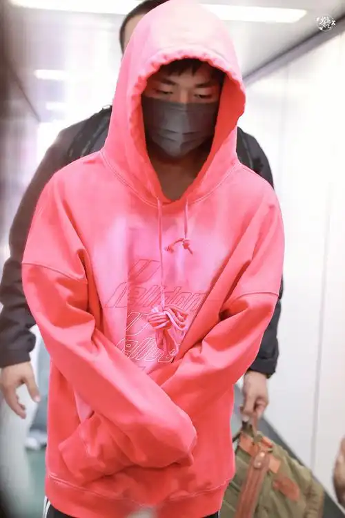 易烊千玺二十冠岁朝暮锦程##易烊千玺手腕上画千纸鹤