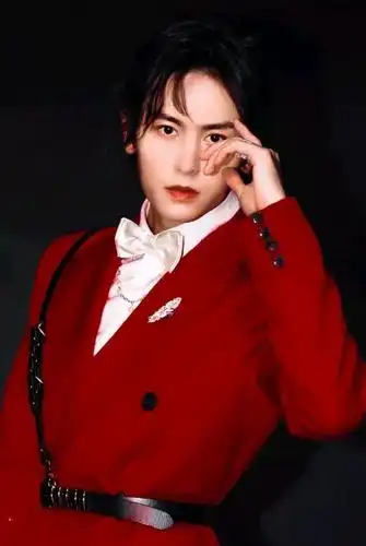 穿红色礼服的张哲瀚,宛如新娘.