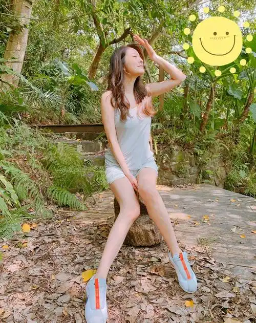 原创安以轩产后首晒照,穿背心配短裤大秀腰臀比,惊人好身材引热议!