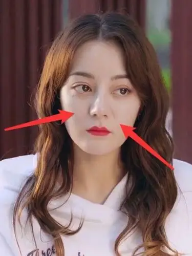 迪丽热巴和黄景瑜新剧播出,却被网友吐槽剧中扮相太显老,黑眼圈比较重