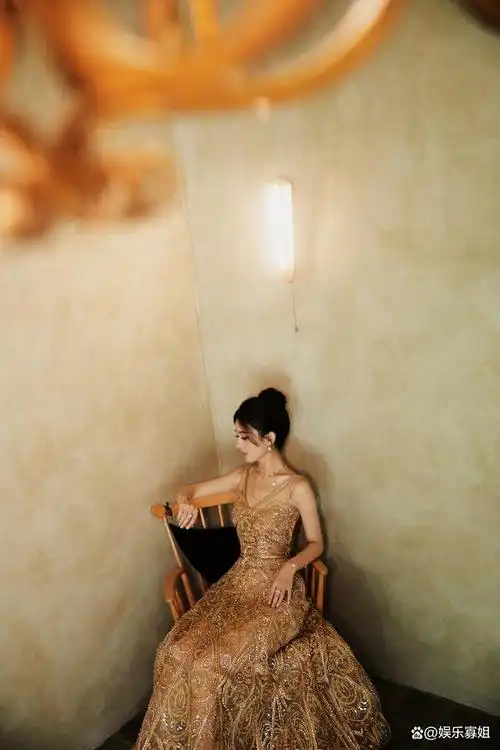 赵丽颖出席白玉兰颁奖典礼,华丽鎏金镂空高定礼服,高贵典雅