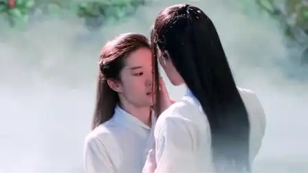 白浅把夜华带到自己疗伤的泉水里,夜华乘机撩妹,终于抱得美人归