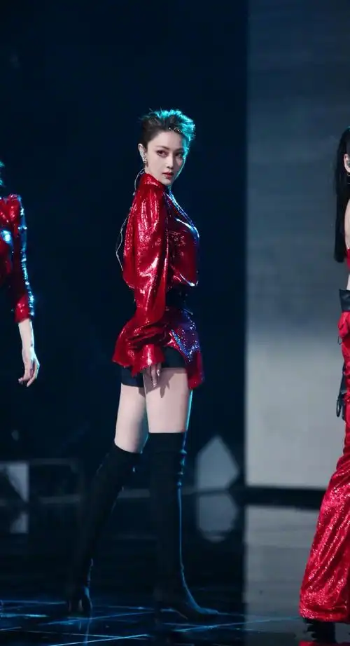 张馨予身着oversize红色丝绒宽肩衬衫搭配黑色长筒靴_高清图集_新浪网