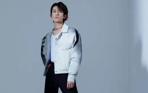 易烊千玺喷绘牛仔帅气图片桌面壁纸