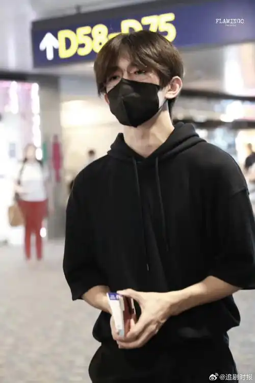易烊千玺全黑机场look##易烊千玺机场
