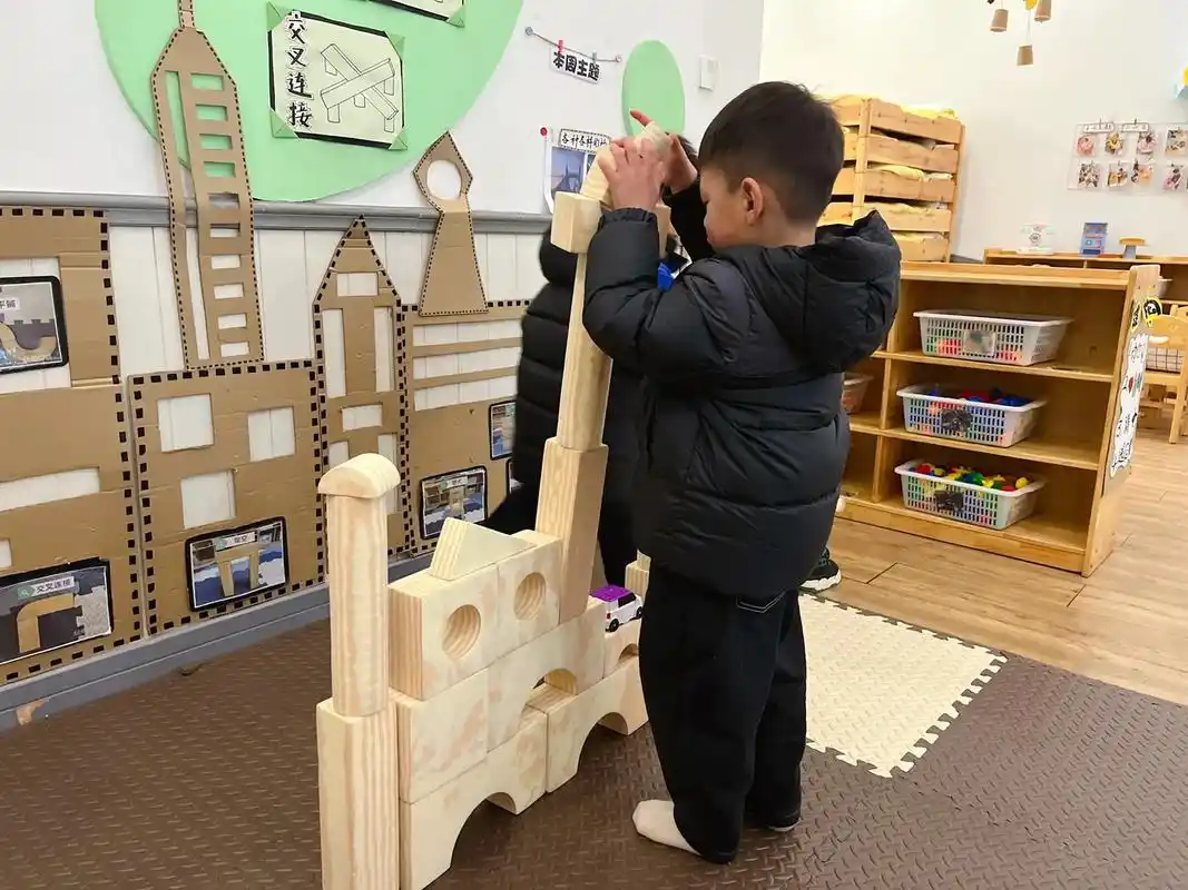 幼儿园晨间游戏各玩各的