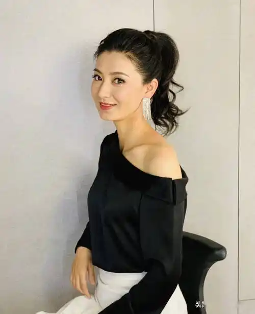 演员斓曦:戏火人不红!从不炒作绯闻,看看老公是谁就明白了