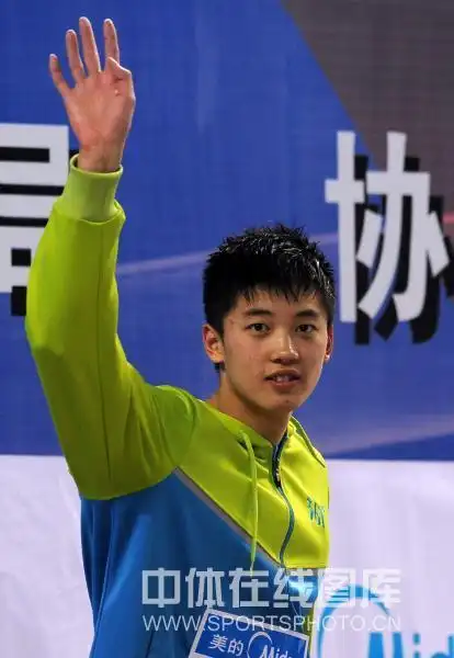 组图汪顺400米混合泳夺冠挥手致意阳光帅气
