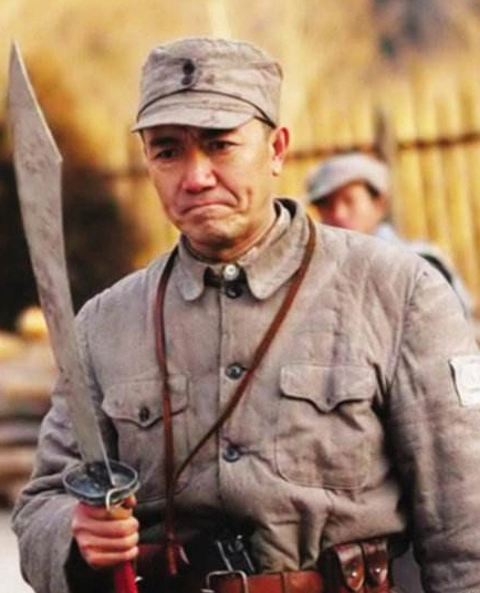 《亮剑》剧照中,李云龙持刀的刀刃朝向虎口,这是为什么?