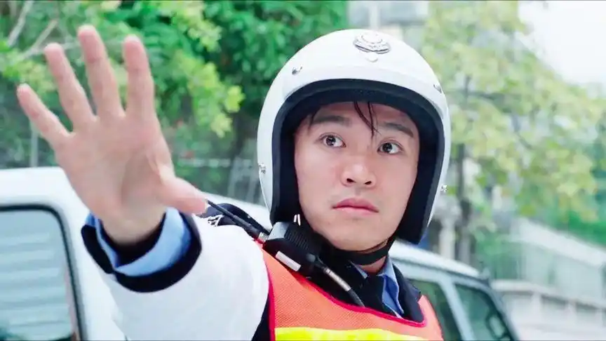 逃学威龙:星爷穿上交警制服真帅,执勤时候的样子真搞笑