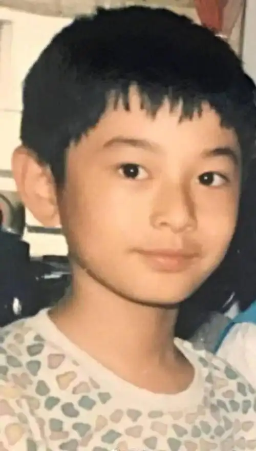 迷你版黄晓明!baby儿子小海绵正面照曝光