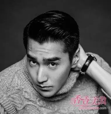 赵又廷最新黑白大片纯粹率真赵又廷黑色短发发型演绎温柔绅士
