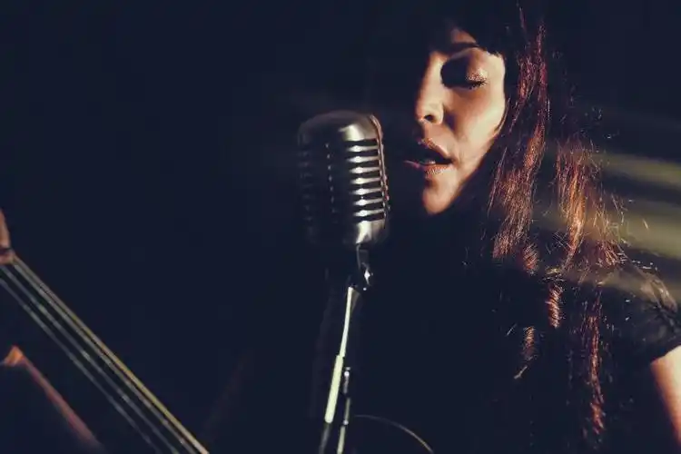 有趣的男子与麦克风