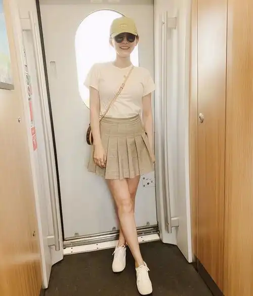 热依扎清凉吊带被曝雷佳音保持绅士距离网友少女肌闪耀