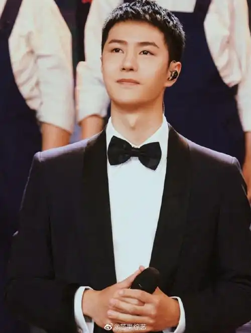 王一博寸头西装造型