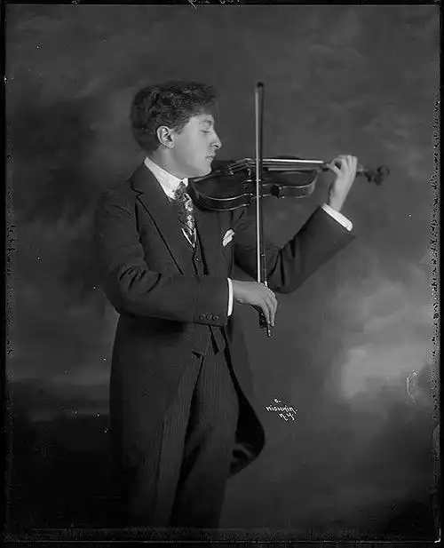 我们可以看到很多活泼可爱的小作品,当然最后一首是风格迥然不同的