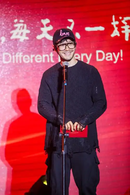 黄晓明络腮胡造型#@黄晓明 身穿黑色针织休. 来自微博爱豆 - 微博