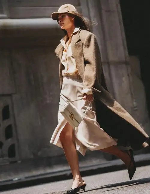 冬季穿大衣裙子时髦显气质