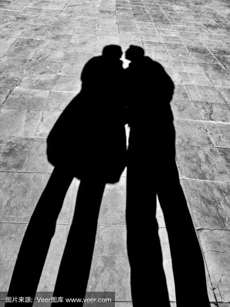 吻在阴影